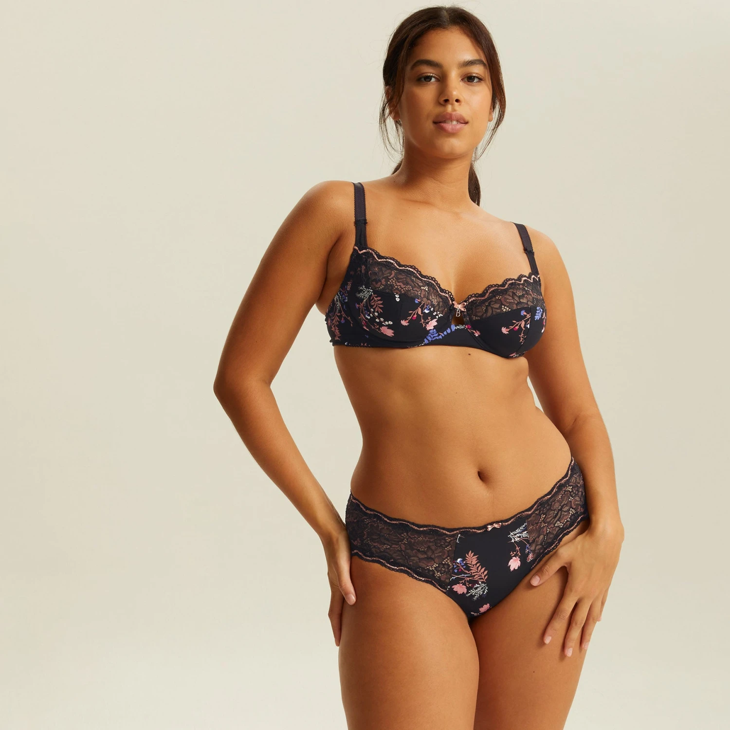 Soutien-gorge Emboîtant Avec Armatures Noir Gold LUCCIA TWIST 4 Soutien-gorge Emboîtant Avec Armatures Noir Gold LUCCIA TWIST – Image 4